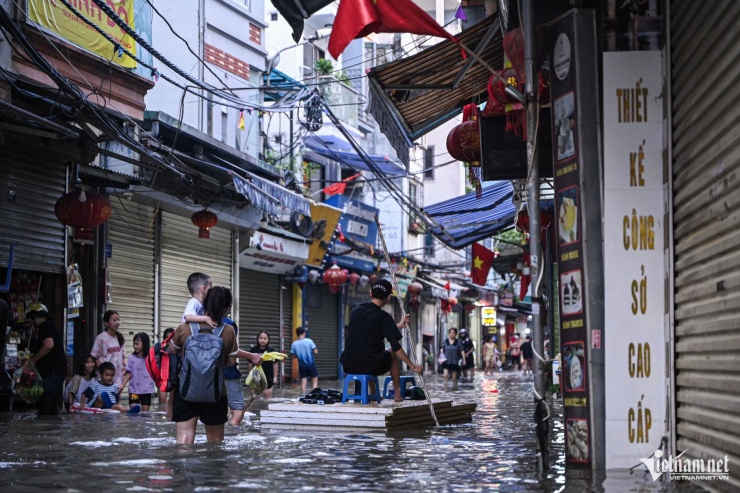 Nhiều người dân "tháo chạy" khỏi khu phố. Ảnh: Huy Nguyễn