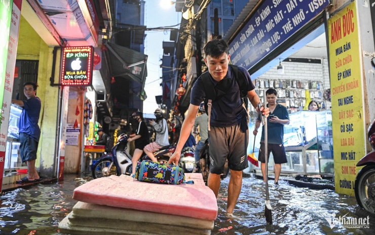 Anh Mạnh mất gần 30 phút để di chuyển khỏi quãng đường chỉ 200m. Ảnh: Huy Nguyễn