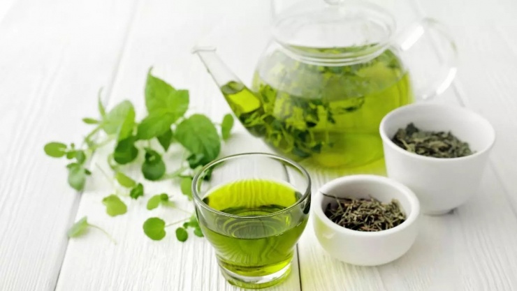 Trà xanh có thể giúp hạ cả huyết áp tâm thu lẫn tâm trương nhờ chứa nhiều chất chống oxy hóa như catechin và axit amin theanine – hợp chất giúp thư giãn, giảm căng thẳng, một yếu tố thường làm tăng huyết áp.