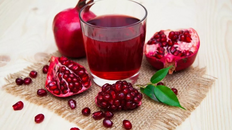 Chỉ với một ly nước ép lựu tươi mỗi ngày, bạn đã có thể góp phần bảo vệ tim mạch, kiểm soát huyết áp...