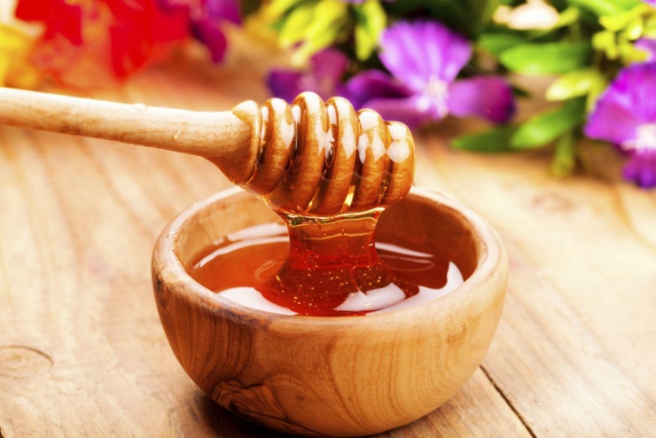 Mật ong kết hợp với cà tím già hỗ trợ điều trị ho do nhiệt.