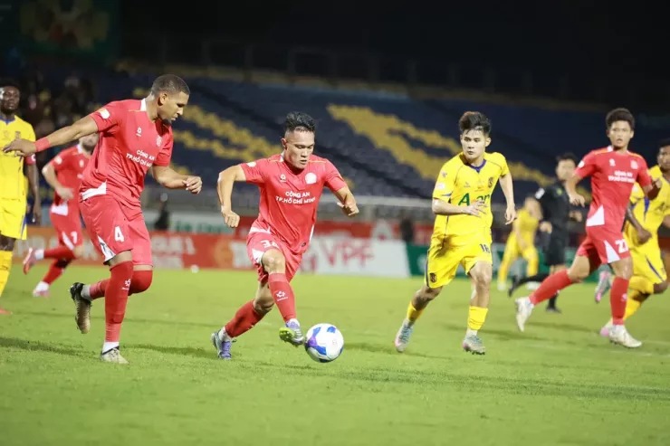 SL Nghệ An gặp bất ổn khi vừa thay tướng sẽ làm khách đầy nhọc nhằn trước chủ sân Pleiku đang khát điểm. Ảnh: CCT.