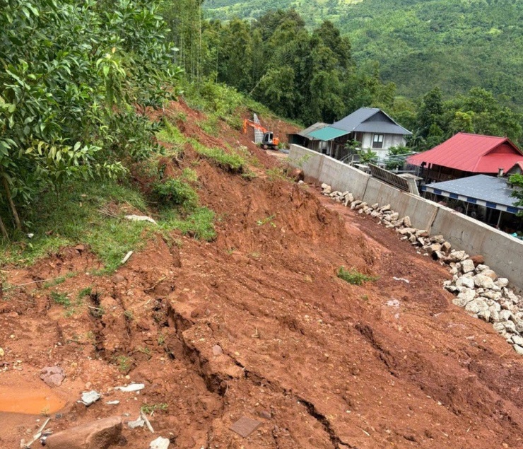 Vết nứt lớn kéo dài 200m, đe dọa tính mạng của 20 hộ dân.