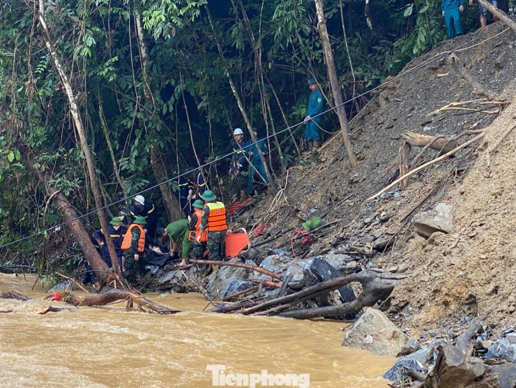 Sáng 1/10, nạn nhân L.L.A.T đã tìm thấy cách hiện trường xảy ra vụ lũ quét gần 2km.