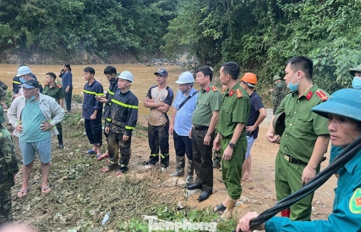 Hiện lực lượng chức năng tỉnh Cao Bằng tiếp tục huy động nhân lực, phương tiện tìm kiếm nạn nhân.