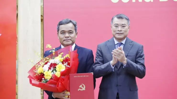 Ông Lê Minh Hưng, Ủy viên Bộ Chính trị, Trưởng ban tổ chức Trung ương trao Quyết định cho ông Hồ Văn Niên (bên trái), Tân Bí thư Tỉnh ủy Quảng Ngãi.