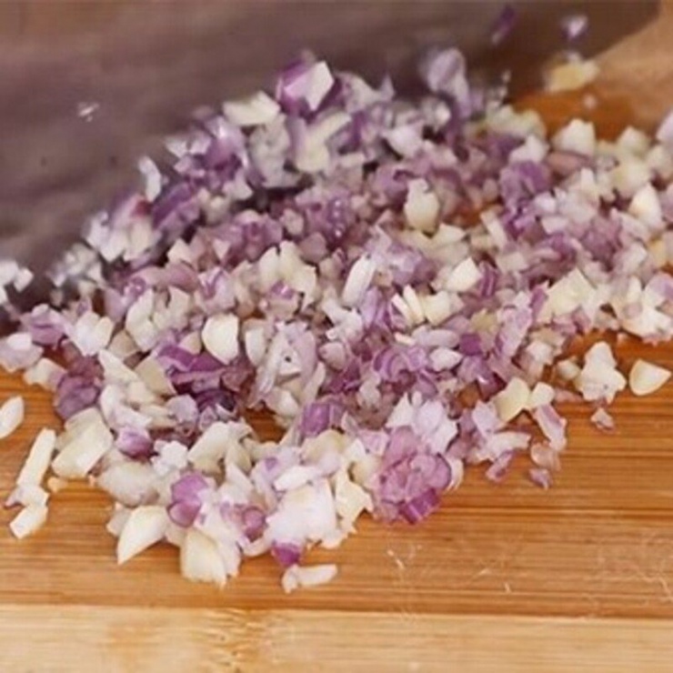 rửa sạch rồi bằm nhuyễn.