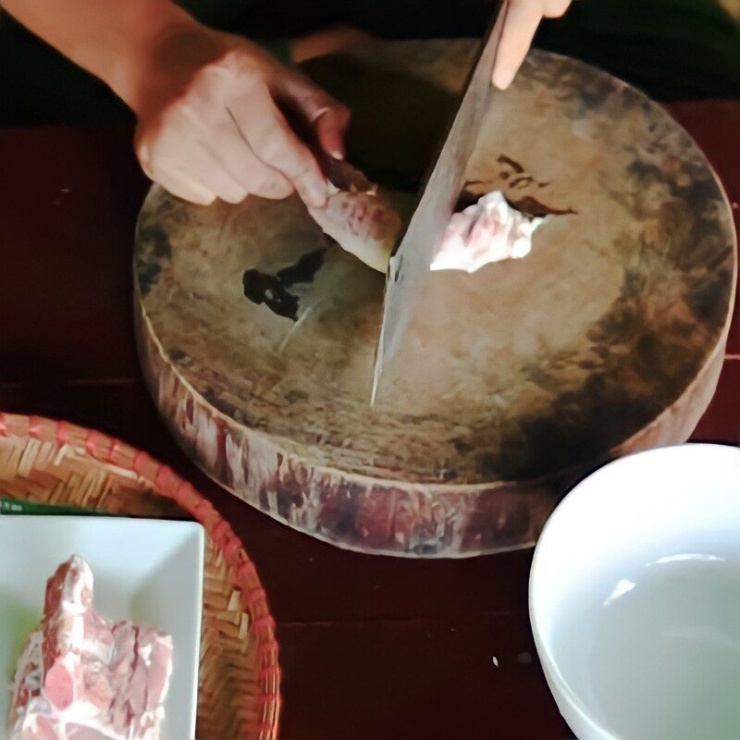 Tương tự với hành tím, thịt bạn mua về, rửa sạch, sau đó cũng bằm nhuyễn.