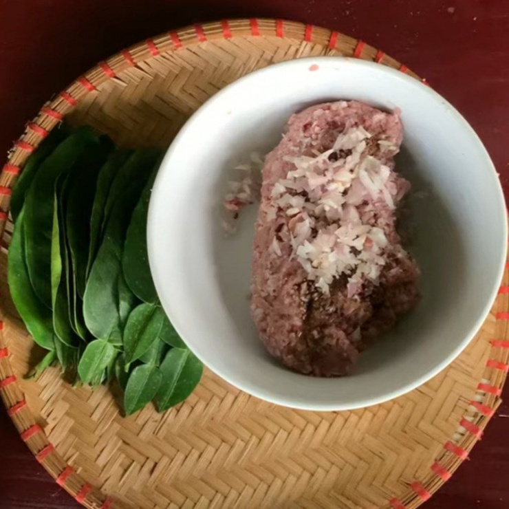 Cho 1 muỗng cà phê muối, 1 muỗng cà phê bột ngọt, 1 muỗng cà phê tiêu xay, 1 muỗng cà phê nước mắm cùng hành tím đã băm nhuyễn vào phần thịt được chuẩn bị ở công đoạn sơ chế.