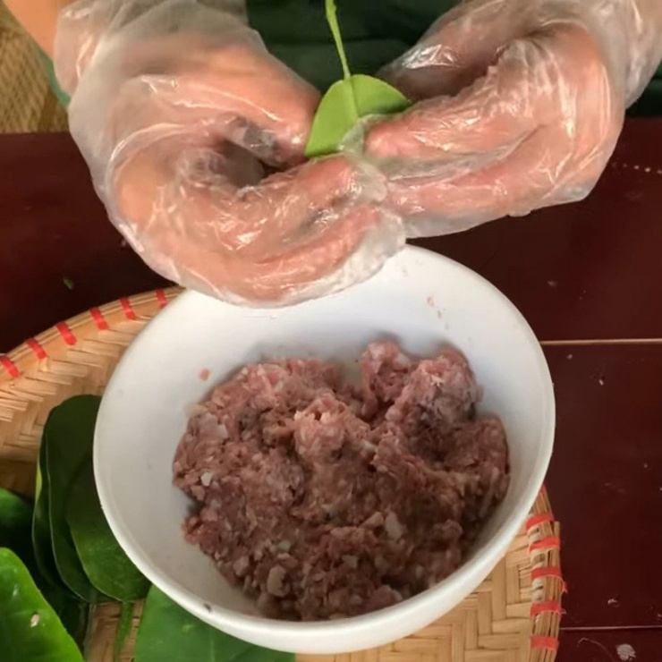 Tiếp đó, bạn cuốn chặt lại như cuốn chả giò là được.