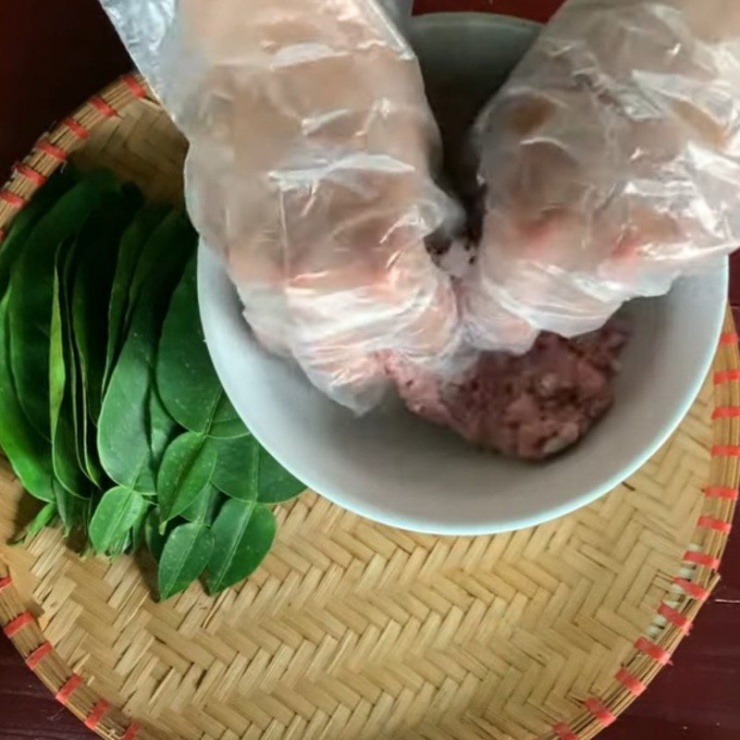 Tiếp theo, bạn trộn đều hỗn hợp thịt.