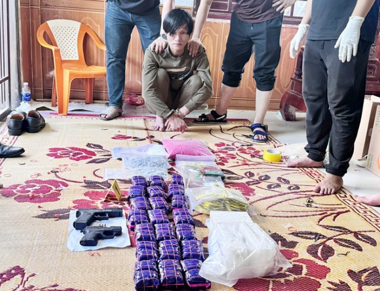 Đối tượng Trần Văn Huy và số tang vật bị thu giữ.