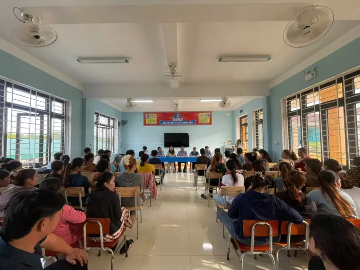 Lãnh đạo Sở GD&amp;ĐT, chính quyền xã Kim Ngân, Ban giám hiệu nhà trường làm việc với phụ huynh chiều ngày 1-10. Ảnh: B.T