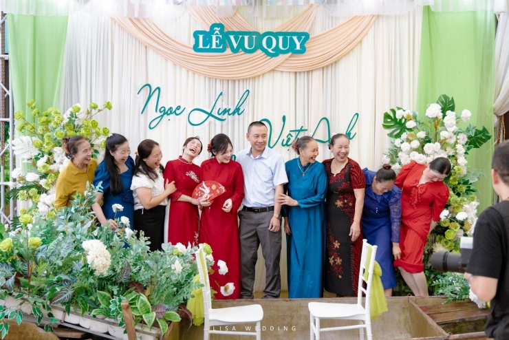 Trong cảnh ngập lụt, gia đình cô dâu vẫn vui vẻ, lạc quan