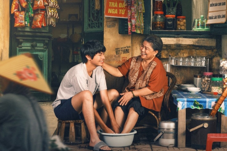Trần Tú (tên thân mật là Bờm) có vai điện ảnh đầu tay trong phim Bà đừng buồn con của đạo diễn Hoàng Nam. Anh vào vai Tiến - chàng trai mồ côi bố mẹ từ nhỏ, gia cảnh nghèo khó, sống nương tựa vào bà nội (nghệ sĩ Thanh Hoa). Nhiều khán giả bất ngờ trước ngoại hình chững chạc của Trần Tú so với lúc tham gia show thực tế Bố ơi mình đi đâu thế năm 2014.