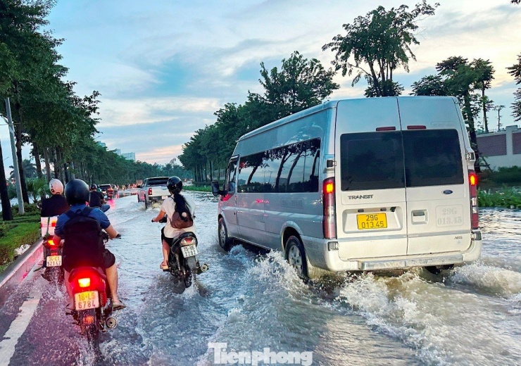 Nút giao Xa La - Bệnh viện K Tân Triều vẫn ngập nặng, người dân thuê xe kéo 'vượt' biển nước - 1