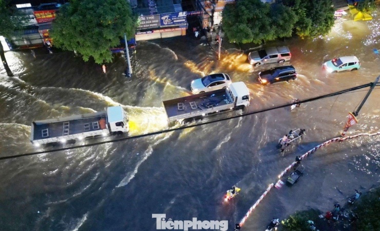 Nút giao Xa La - Bệnh viện K Tân Triều vẫn ngập nặng, người dân thuê xe kéo 'vượt' biển nước - 3