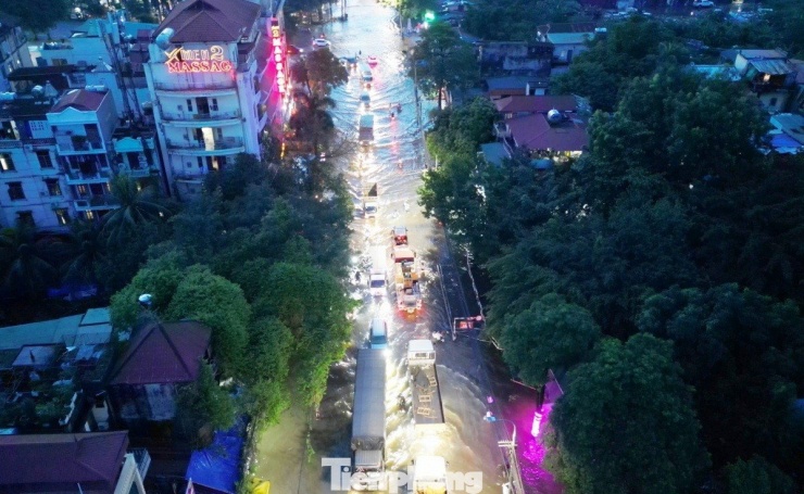 Nút giao Xa La - Bệnh viện K Tân Triều vẫn ngập nặng, người dân thuê xe kéo 'vượt' biển nước - 4