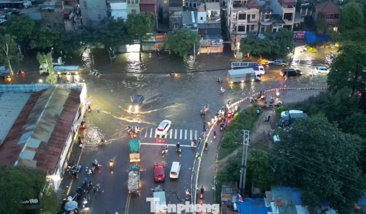 Nút giao Xa La - Bệnh viện K Tân Triều vẫn ngập nặng, người dân thuê xe kéo 'vượt' biển nước - 5