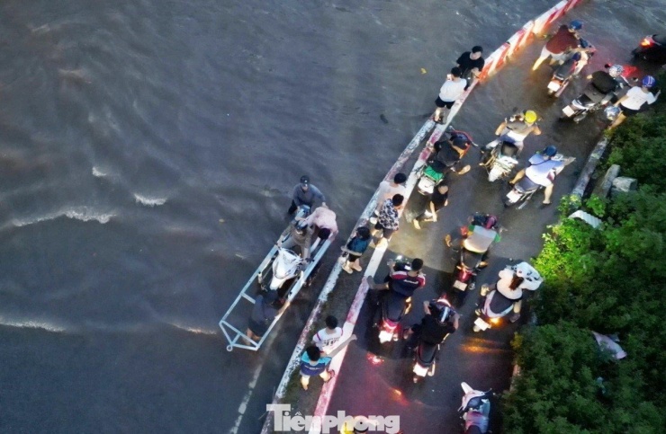 Nút giao Xa La - Bệnh viện K Tân Triều vẫn ngập nặng, người dân thuê xe kéo 'vượt' biển nước - 6