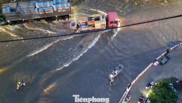 Nút giao Xa La - Bệnh viện K Tân Triều vẫn ngập nặng, người dân thuê xe kéo 'vượt' biển nước - 7