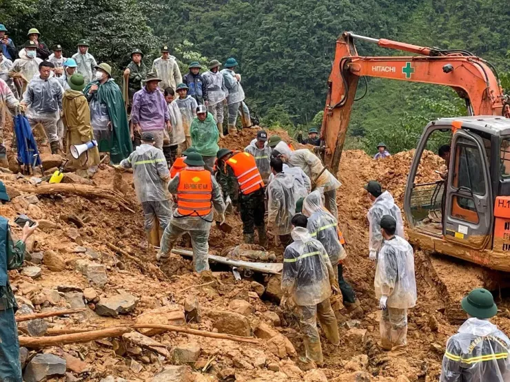 Tìm thấy thi thể đầu tiên trong vụ sạt lở vùi lấp 4 người được tìm thấy sáng 2-10. Ảnh: CA