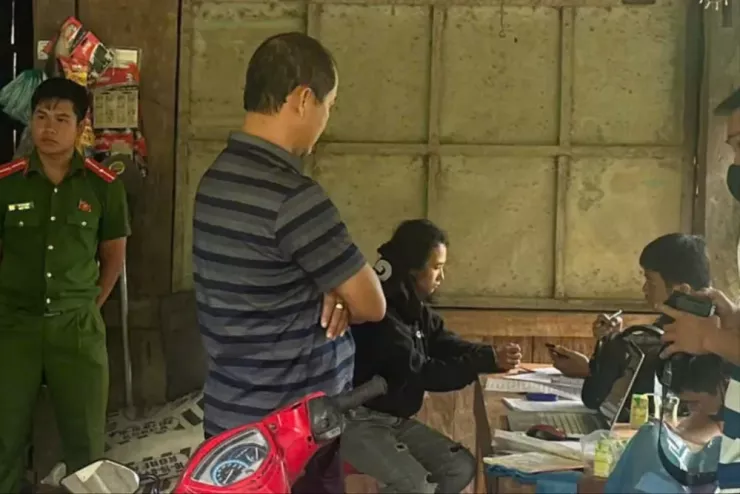 Công an làm việc, lấy lời khai nghi phạm. Ảnh: CA