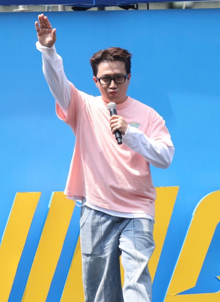 Running Man mùa 3 trở lại, chuẩn bị cho cuộc đua game show cuối tuần với những cái tên hot như Trấn Thành, Liên Bỉnh Phát, Anh Tú Atus, Quang Trung, Quang Tuấn, Quân A.P và Ninh Dương Lan Ngọc. Trong buổi ra mắt, Trấn Thành nói anh nhớ dàn cast, khán giả.