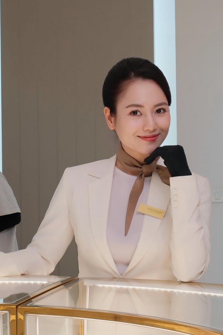 Trong phim "Gió ngang khoảng trời xanh" đang phát sóng trên VTV, Việt Hoa vào vai Ngân - cô gái độc thân duy nhất trong nhóm 3 phụ nữ ngoài 30.&nbsp;