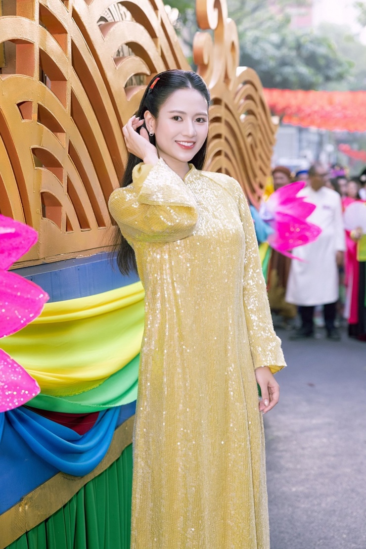 Cô sinh năm 1996, từng được chọn là đại diện của Nhà hát dự lễ diễu hành tại sự kiện A80.&nbsp;