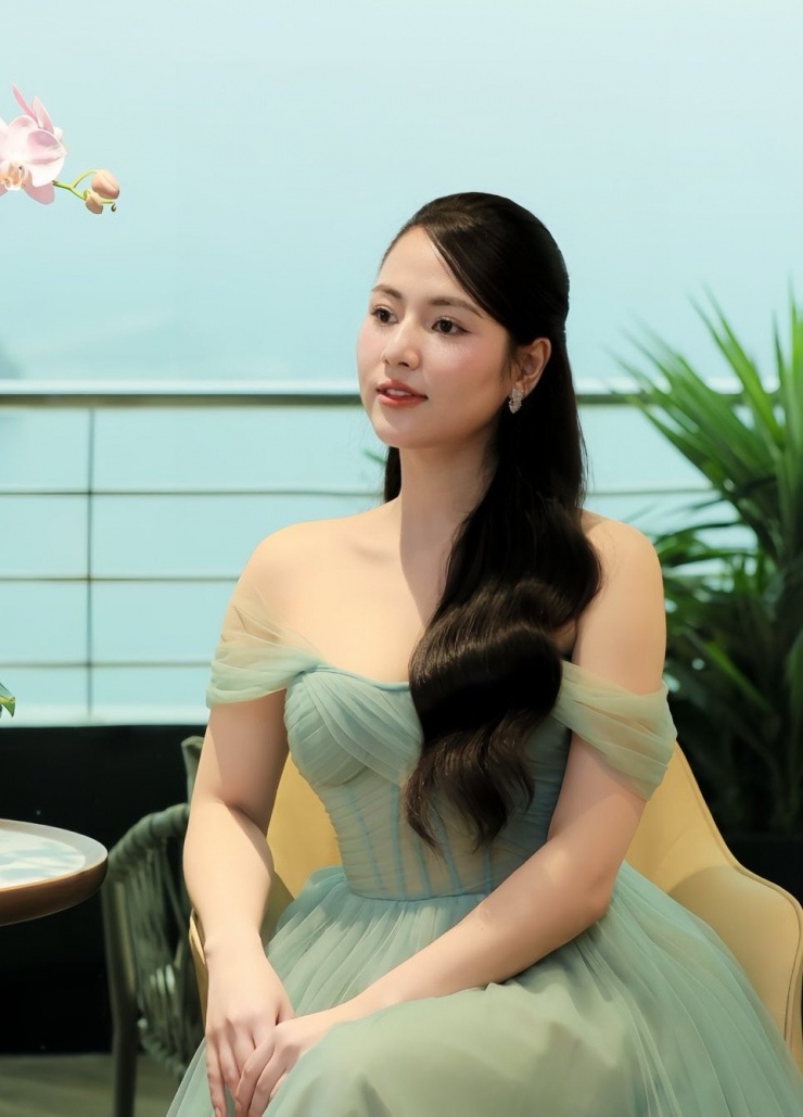 Việt Hoa có gu thời trang đa dạng và luôn biến hoá với mái tóc dài nữ tính. &nbsp;