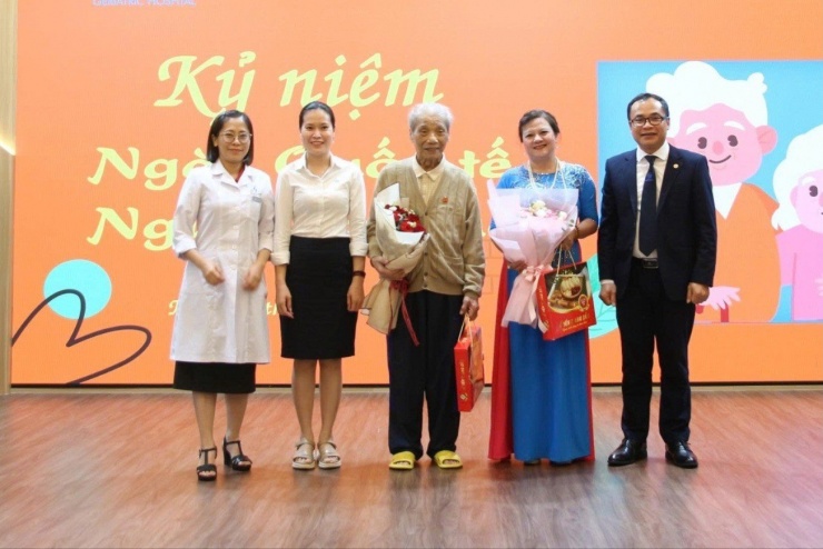 NSND Trần Hiếu (giữa) tại chương trình kỷ niệm Ngày quốc tế người cao tuổi.