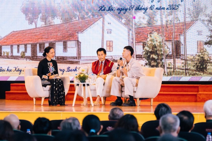 Diễn viên Phương Nam, Hoàng Long chia sẻ những câu chuyện hậu trường khi quay Mưa đỏ. Ảnh: BTC.