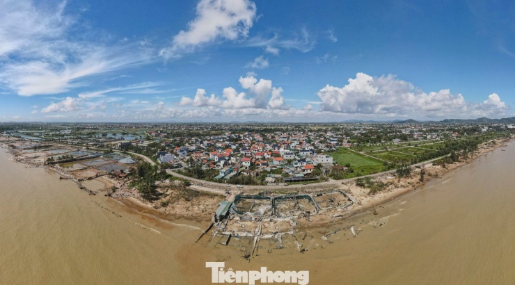 Bốn ngày sau bão số 10 (bão Bualoi), dọc bãi biển xã Hoằng Thanh, tỉnh Thanh Hóa vẫn tan hoang. Nhiều ao nuôi tôm công nghiệp dọc bờ biển (thuộc địa phận thôn Đông Xuân Vy, xã Hoằng Thanh) bị sóng biển dâng cao tàn phá.