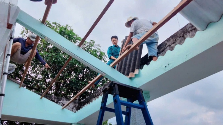 Mưa dông kèm lốc xoáy khiến nhiều nhà dân ở Tây Ninh tốc mái, hư hỏng. Ảnh: CTV