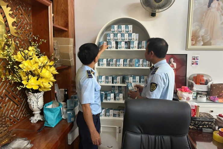 Lực lượng chức năng kiểm tra cơ sở kinh doanh “Hoàng Quyên Trà sữa Giảm cân”. Ảnh: Cơ quan chức năng.