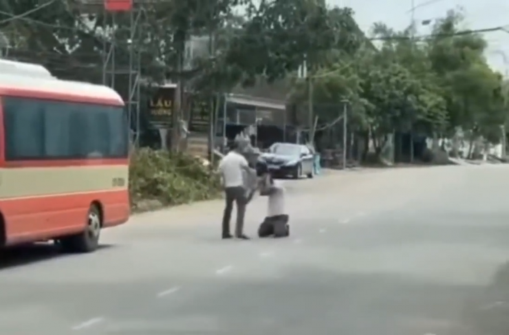 CLIP: Tài xế xe buýt bị hành khách bắt quỳ gối, dùng thắt lưng đánh tới tấp - 1