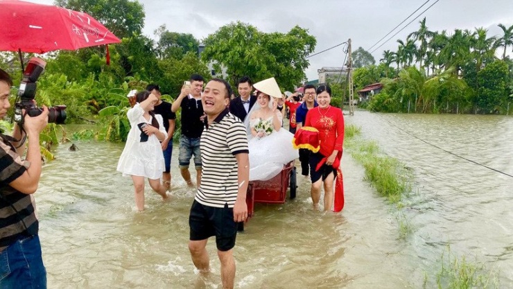 Quan khách rạng rỡ khi đón dâu trong ngày mưa ngập 