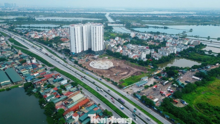 Đầu năm 2025, Thành phố Hà Nội đã có quyết định cho Công ty cổ phần Bến xe Thanh Trì thuê 27.577,3 m2 đất (đã hoàn thành giải phóng mặt bằng) tại phường Yên Sở để thực hiện, thời hạn sử dụng đất đến hết ngày 30/12/2066.