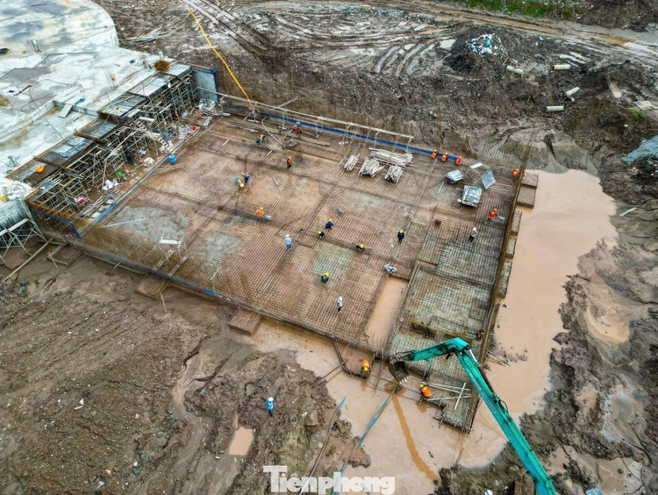 Dự án nằm trên trục đường Vành đai 3 (tuyến giao thông huyết mạch của Hà Nội), cách Bến xe Giáp Bát khoảng 5 km và Bến xe Nước Ngầm khoảng 2 km.