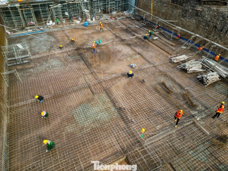 Khu đất có diện tích 27.577,3 m2 đã hoàn tất giải phóng mặt bằng. Hiện tại nhà thầu và công nhân tập trung thi công để đẩy nhanh tiến độ xây dựng.