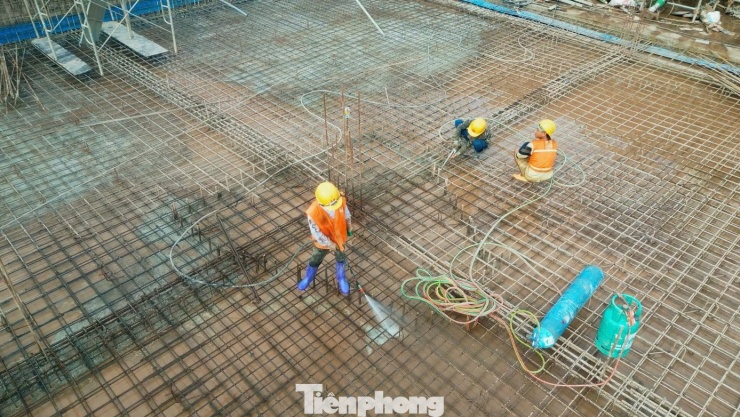 Trong đó tầng hầm rộng 5.000 m2 dùng làm gara trông giữ xe cho hành khách. Trung tâm bến xe có một tòa nhà hình tròn, diện tích 2.000 m2, với tầng 1 là khu bán vé và showroom, tầng 2 kinh doanh đồ ăn nhanh.