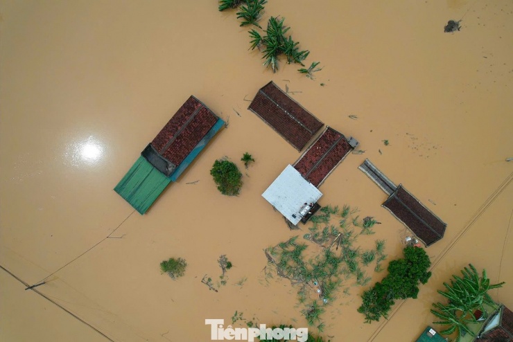 Hàng nghìn ngôi nhà ở Nghệ An vẫn chìm trong biển nước - 2