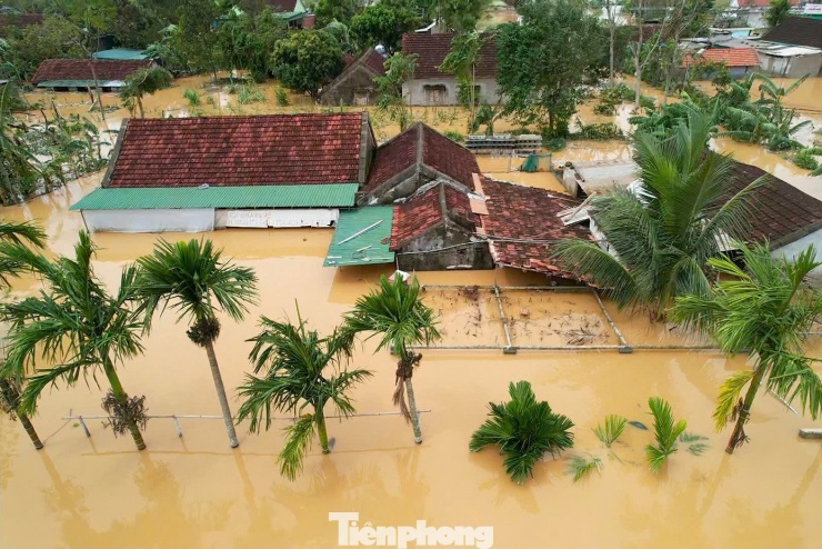 Ông Hoàng Đình Sơn - Chủ tịch UBND xã Tân Kỳ - cho biết 21/21 xóm đều ngập trong nước, trong đó 4 xóm bị cô lập hoàn toàn, 893 hộ với gần 4.000 nhân khẩu. Ngoài ra, 868 hộ với hơn 3.000 nhân khẩu có nhà ngập sâu 1-3 m. “Do nước lên đột ngột, nhiều hộ không kịp di dời tài sản, thiệt hại rất lớn. Đến nay, nước đã rút nhưng nhiều nơi vẫn ngập sâu, chỉ có thể đi thuyền mới vào được”, ông Sơn, chủ tịch cho hay.