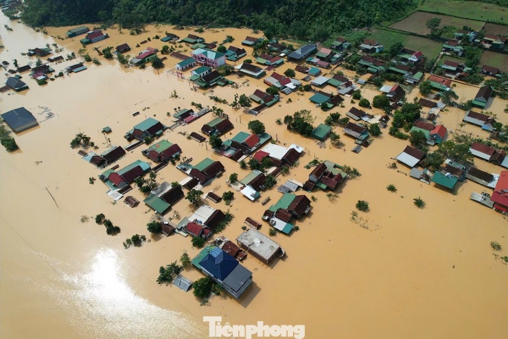 Ảnh hưởng của hoàn lưu bão số 10, trên địa bàn xã Tân Kỳ (Nghệ An) có mưa lớn kéo dài khiến nước lũ từ thượng nguồn đổ về gây ngập sâu. Đến 2/10, tình hình lũ lụt tại đây vẫn đang diễn biến hết sức phức tạp, hàng nghìn ngôi nhà vẫn chìm trong biển nước. Người dân phải vật lộn chống chọi với trận lũ được cho là lớn nhất từ trước đến nay ở địa phương này.