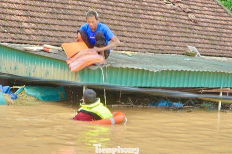 Hàng nghìn ngôi nhà ở Nghệ An vẫn chìm trong biển nước - 4
