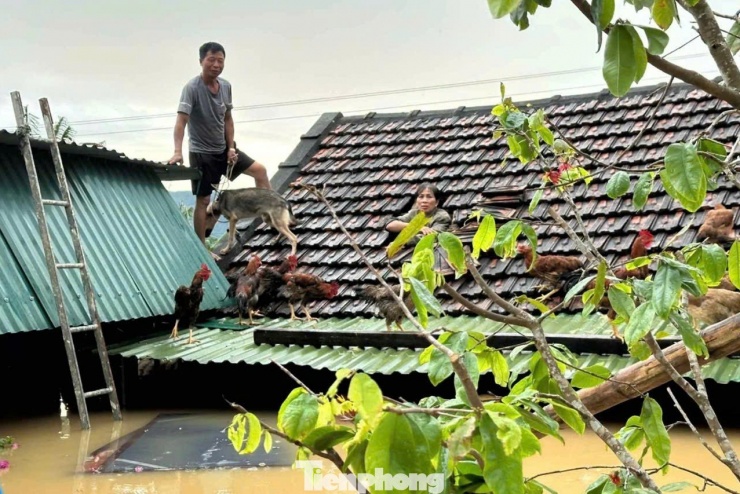 Theo người dân địa phương, chỉ trong vài giờ, mực nước dâng nhanh, nhiều ngôi nhà bị nhấn chìm. Không kịp di dời, một số hộ dân buộc phải dỡ ngói trèo lên mái nhà chờ cứu hộ.