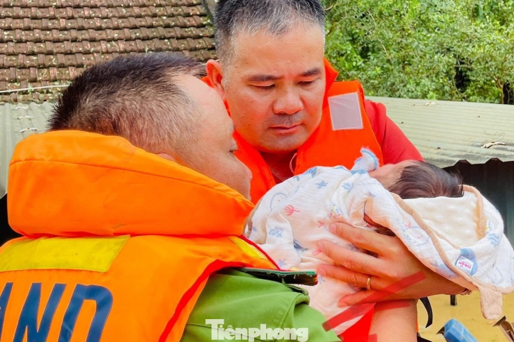 Hàng nghìn ngôi nhà ở Nghệ An vẫn chìm trong biển nước - 6