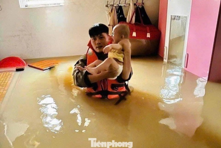 Hàng nghìn ngôi nhà ở Nghệ An vẫn chìm trong biển nước - 7