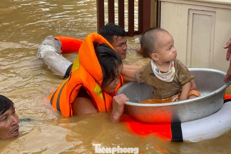 Hàng nghìn ngôi nhà ở Nghệ An vẫn chìm trong biển nước - 8